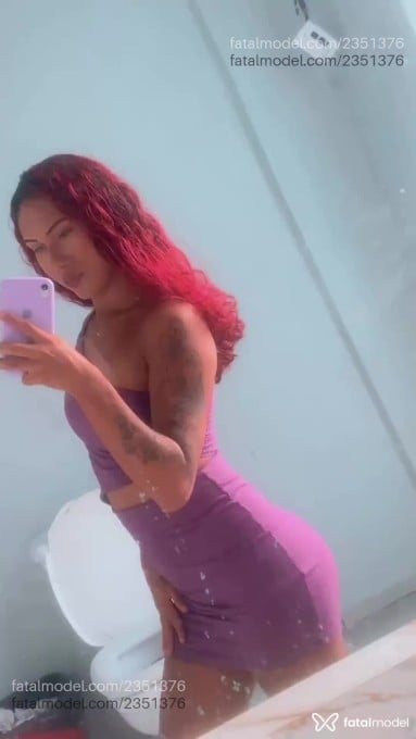 Acompanhante mulher trans com cabelo castanho de olhos castanhos - Larissa