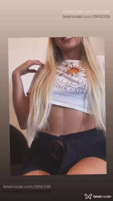 Acompanhante mulher loira (o) de olhos pretos - Thatá