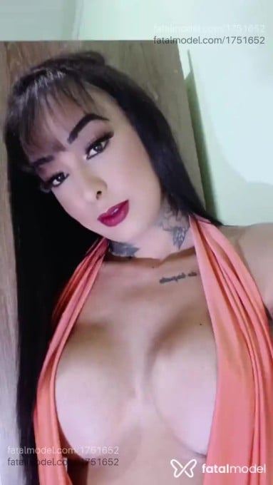 Acompanhante mulher trans morena (o) de olhos pretos - Azra Urach