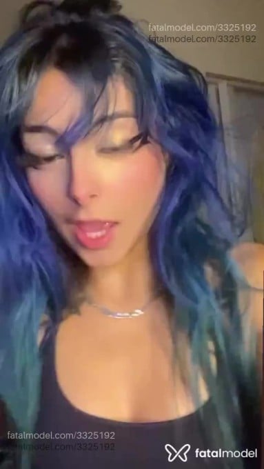 Acompanhante mulher com cabelo colorido de olhos castanhos - Swanzinha Acompanhante mulher com cabelo colorido de olhos castanhos - Swanzinha