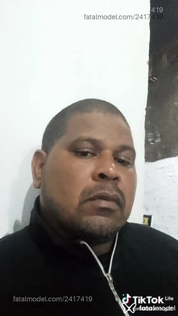 Acompanhante homem morena (o) de olhos pretos - Roberto
