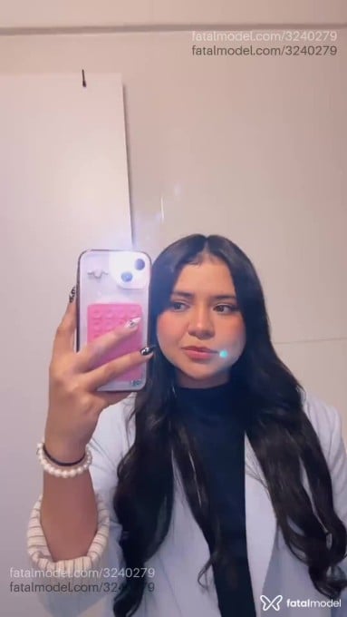 Acompanhante mulher com cabelo castanho de olhos castanhos em Curitiba Acompanhante mulher com cabelo castanho de olhos castanhos em Curitiba - Mar