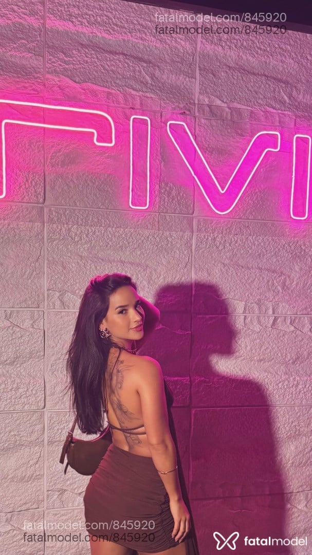 Acompanhante mulher com cabelo castanho de olhos castanhos - Alana Acompanhante mulher com cabelo castanho de olhos castanhos - Alana