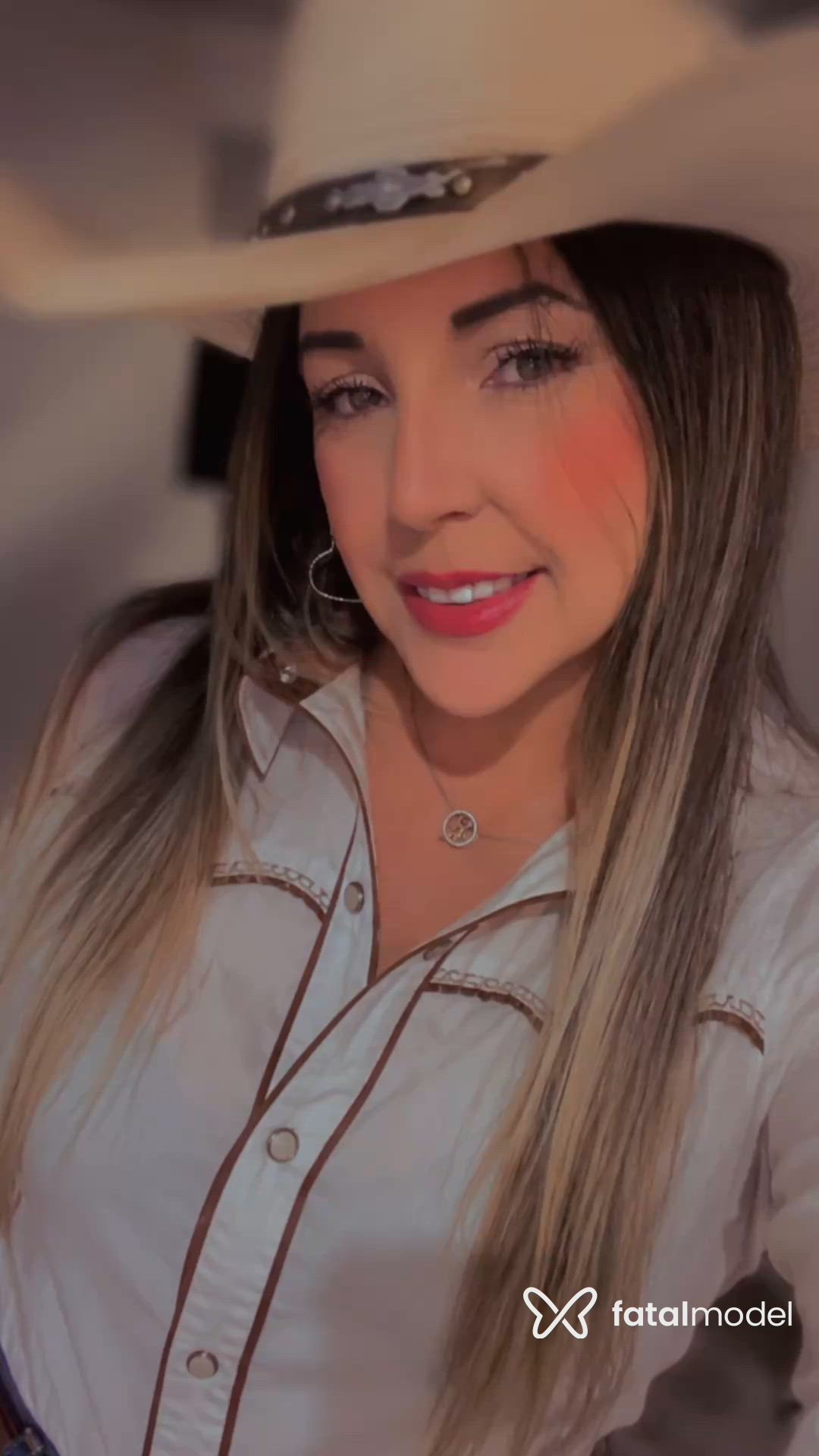 Acompanhante mulher loira (o) de olhos verdes - Jadee