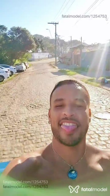 Acompanhante homem com cabelo castanho de olhos castanhos - Howts