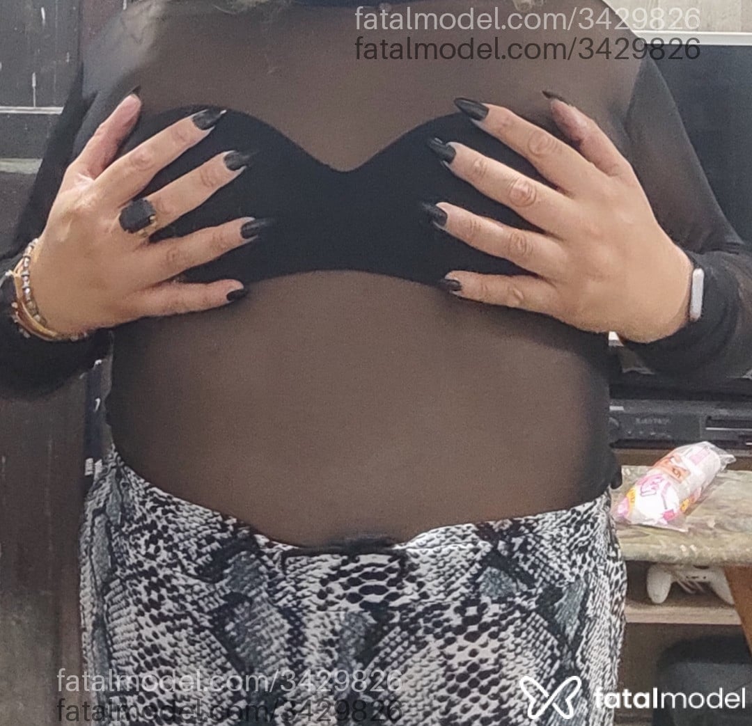 Acompanhante mulher trans com cabelo castanho de olhos castanhos em Rio de Janeiro - Nicki Thompson