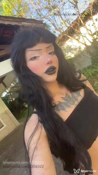 Acompanhante mulher trans morena (o) de olhos castanhos - Julia Gótica