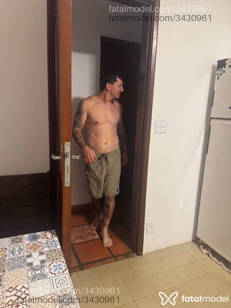 Acompanhante homem com cabelo castanho de olhos verdes em Ubatuba - Benício