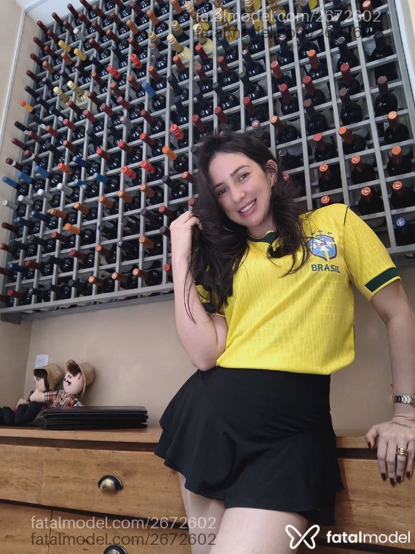 Acompanhante mulher com cabelo castanho de olhos mel em Virtual - Heloísa