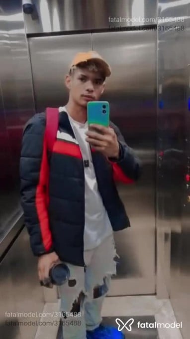 Acompanhante homem com cabelo colorido de olhos pretos em Videira - Smith