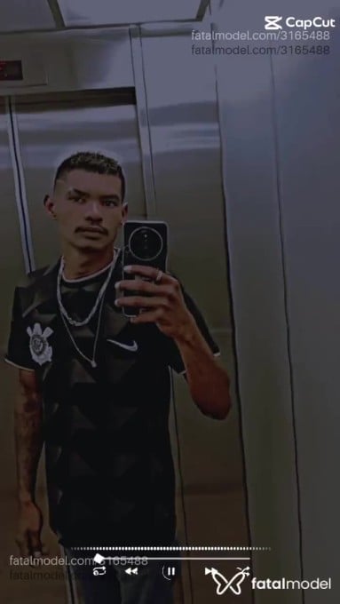 Acompanhante homem com cabelo colorido de olhos pretos em Videira - Smith