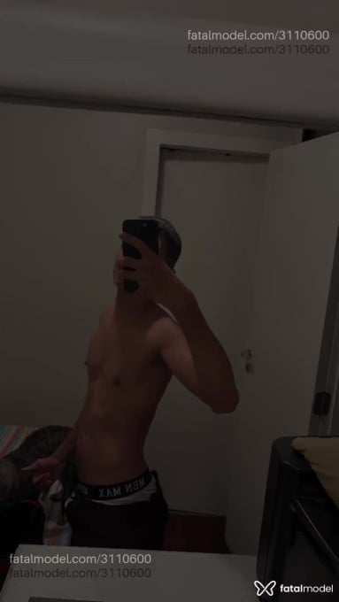 Acompanhante homem com cabelo castanho de olhos pretos em Belo Horizonte Acompanhante homem com cabelo castanho de olhos pretos em Belo Horizonte - Gio Souza