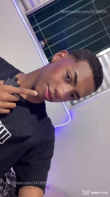 Acompanhante homem com cabelo castanho de olhos castanhos - Natan