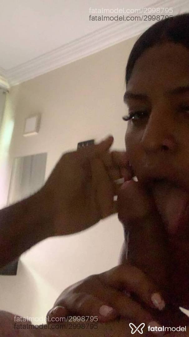 Acompanhante mulher trans com cabelo castanho de olhos pretos - Sofie