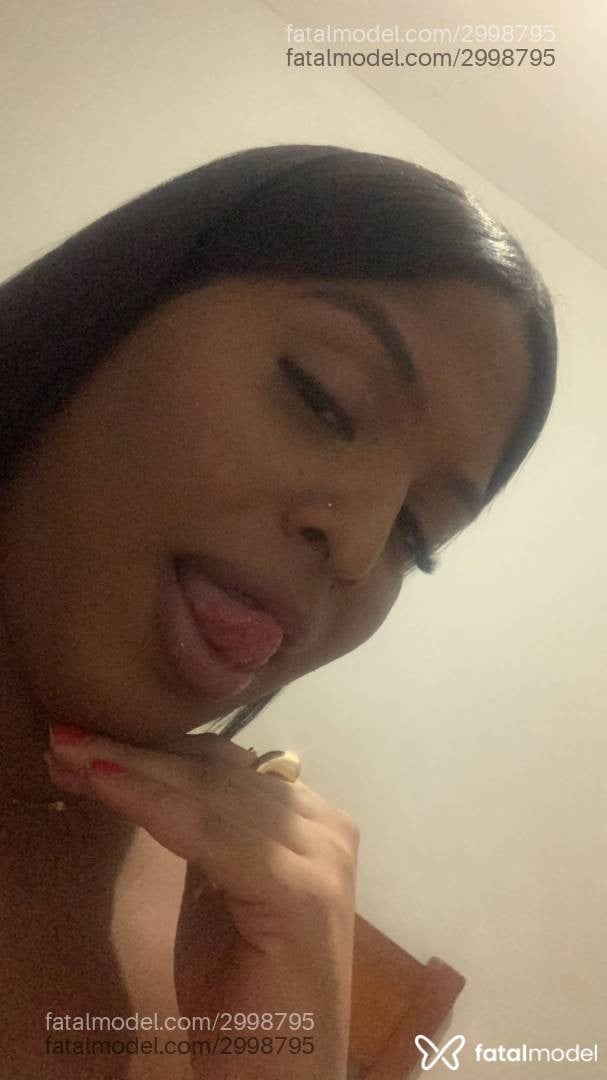 Acompanhante mulher trans com cabelo castanho de olhos pretos - Sofie