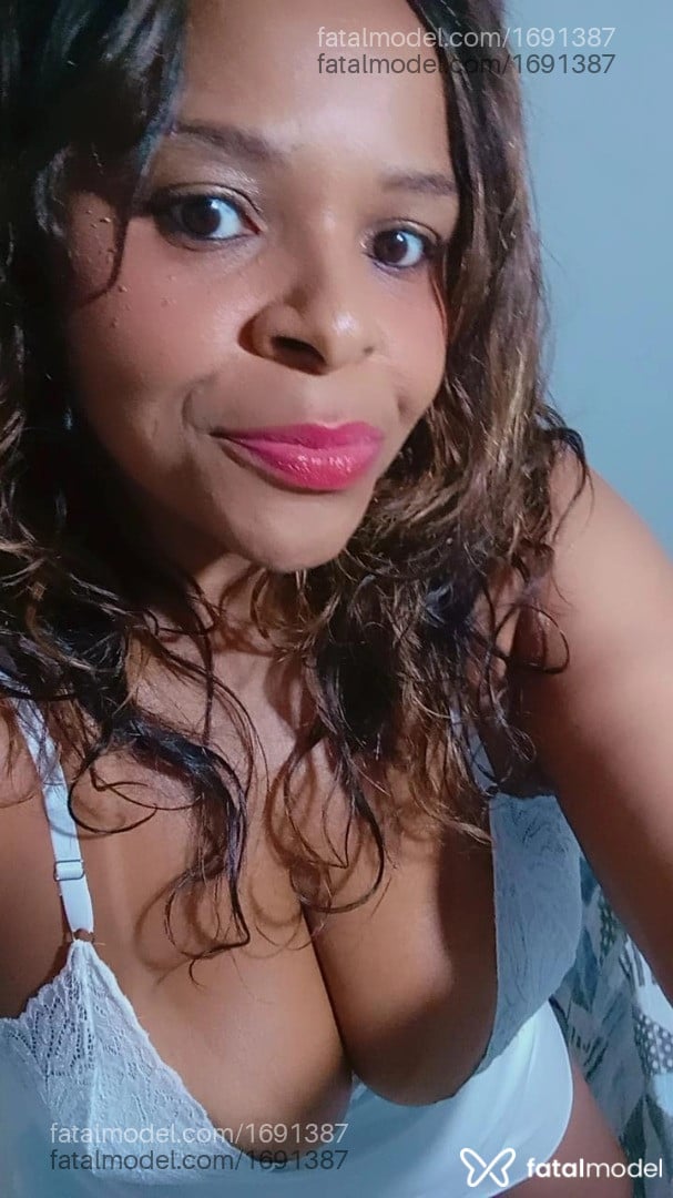 Acompanhante mulher com cabelo castanho de olhos mel em Indaiatuba - Laura