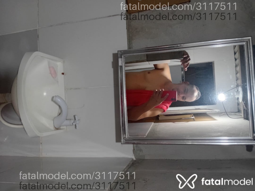 Acompanhante homem com cabelo castanho de olhos pretos em Virtual - David