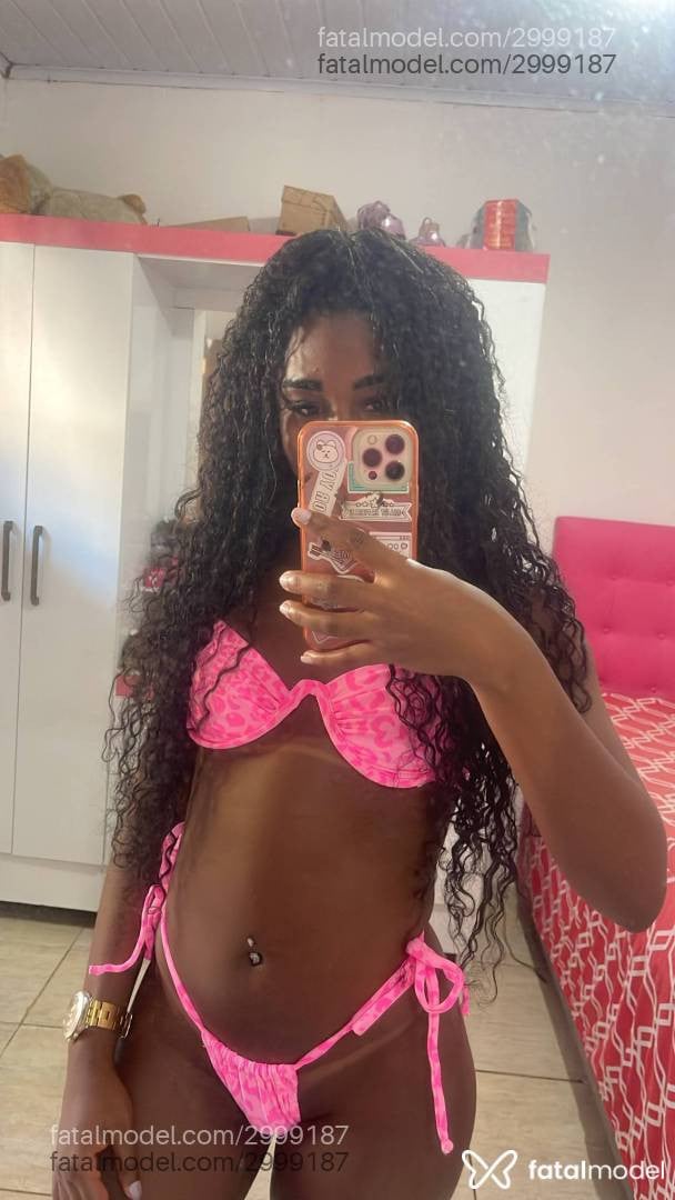 Acompanhante mulher morena (o) de olhos pretos - Lavínia