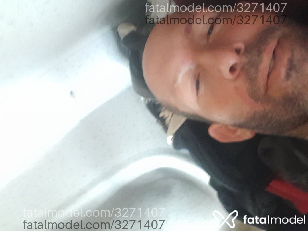 Acompanhante homem sem cabelo de olhos castanhos - Leado Acompanhante homem sem cabelo de olhos castanhos - Leado