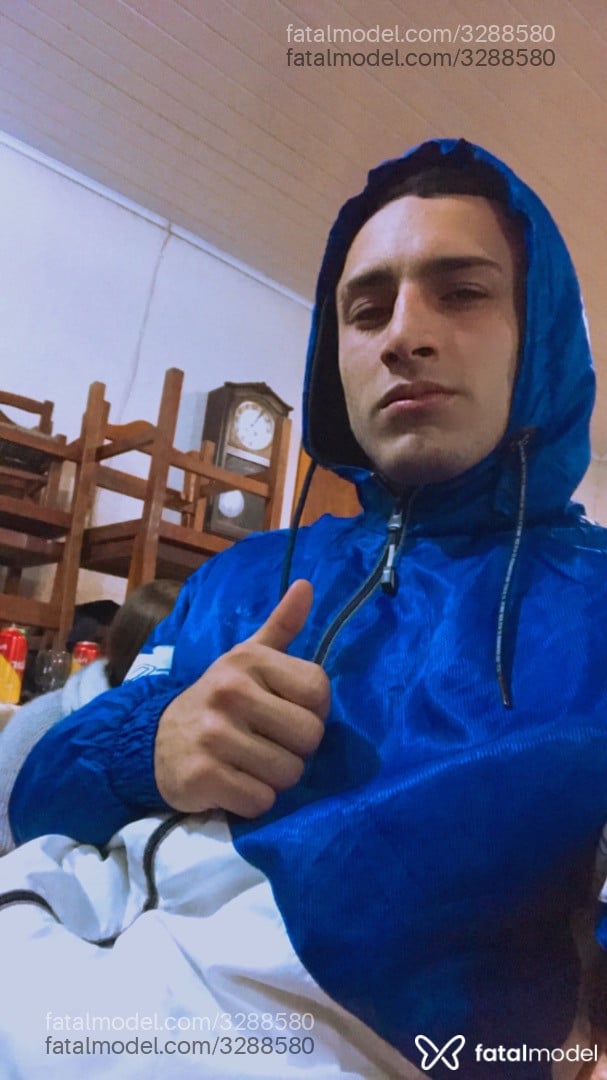 Acompanhante homem com cabelo castanho de olhos castanhos em Florianópolis Acompanhante homem com cabelo castanho de olhos castanhos em Florianópolis - Nando