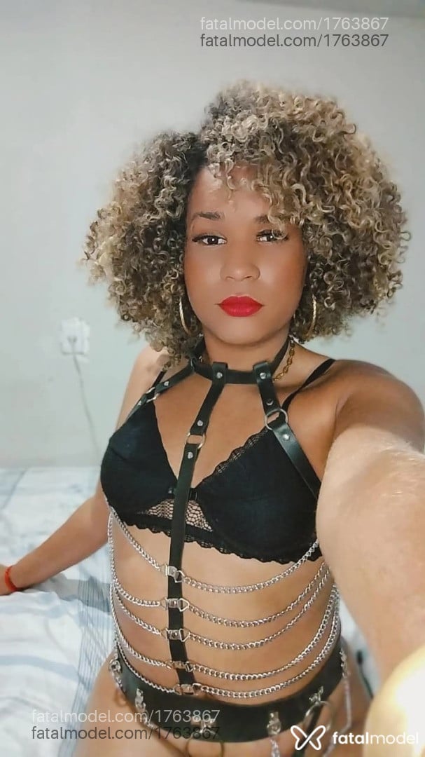 Acompanhante mulher trans morena (o) de olhos pretos - Jenny