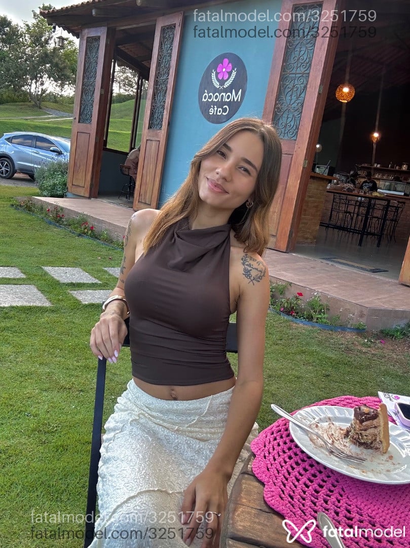 Acompanhante mulher com cabelo castanho de olhos castanhos em Vila Velha - Mavie