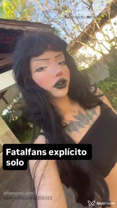 Acompanhante mulher trans morena (o) de olhos castanhos - Julia Gótica
