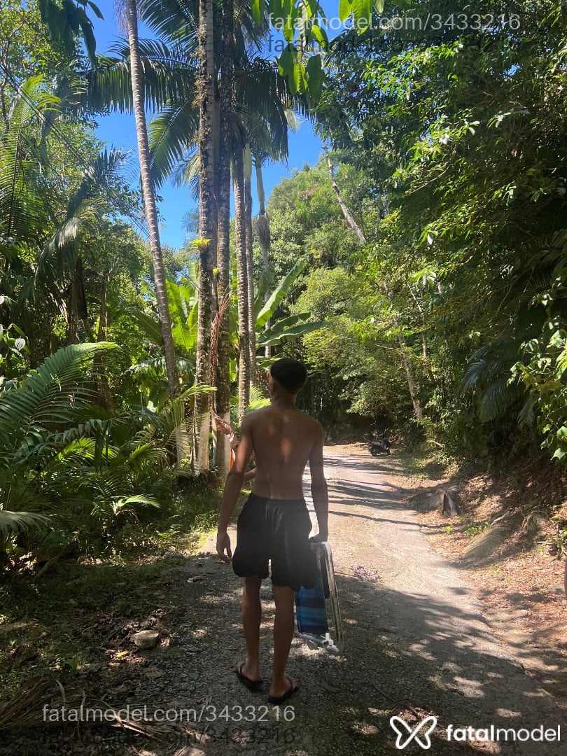 Acompanhante homem com cabelo castanho de olhos verdes em Itajaí Acompanhante homem com cabelo castanho de olhos verdes em Itajaí - Mateus