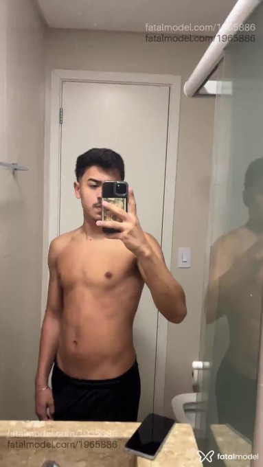 Acompanhante homem morena (o) de olhos cinza em Curitiba Acompanhante homem morena (o) de olhos cinza em Curitiba - Lucas