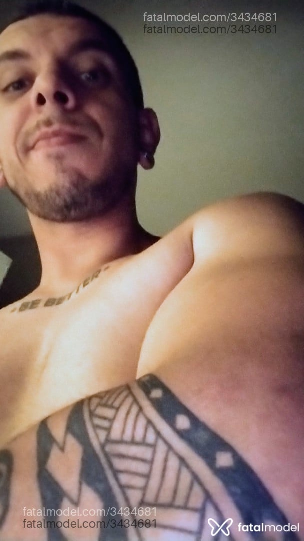 Acompanhante homem com cabelo grisalho de olhos verdes em Limeira - Vitão
