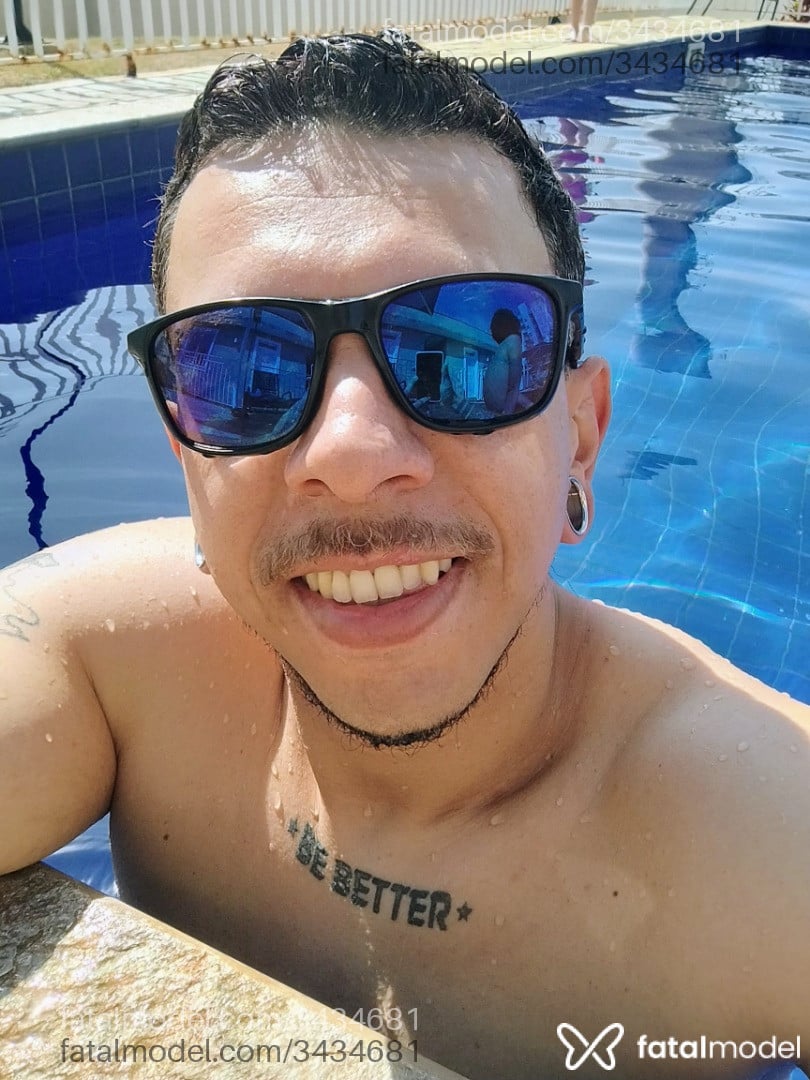 Acompanhante homem com cabelo grisalho de olhos verdes em Limeira - Vitão