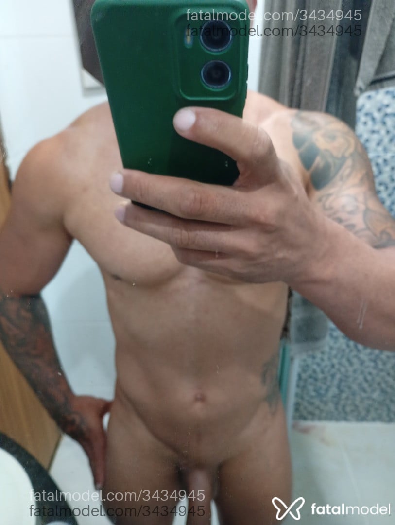 Acompanhante homem com cabelo grisalho de olhos castanhos em Cabo Frio Acompanhante homem com cabelo grisalho de olhos castanhos em Cabo Frio - Matheus Ferreira