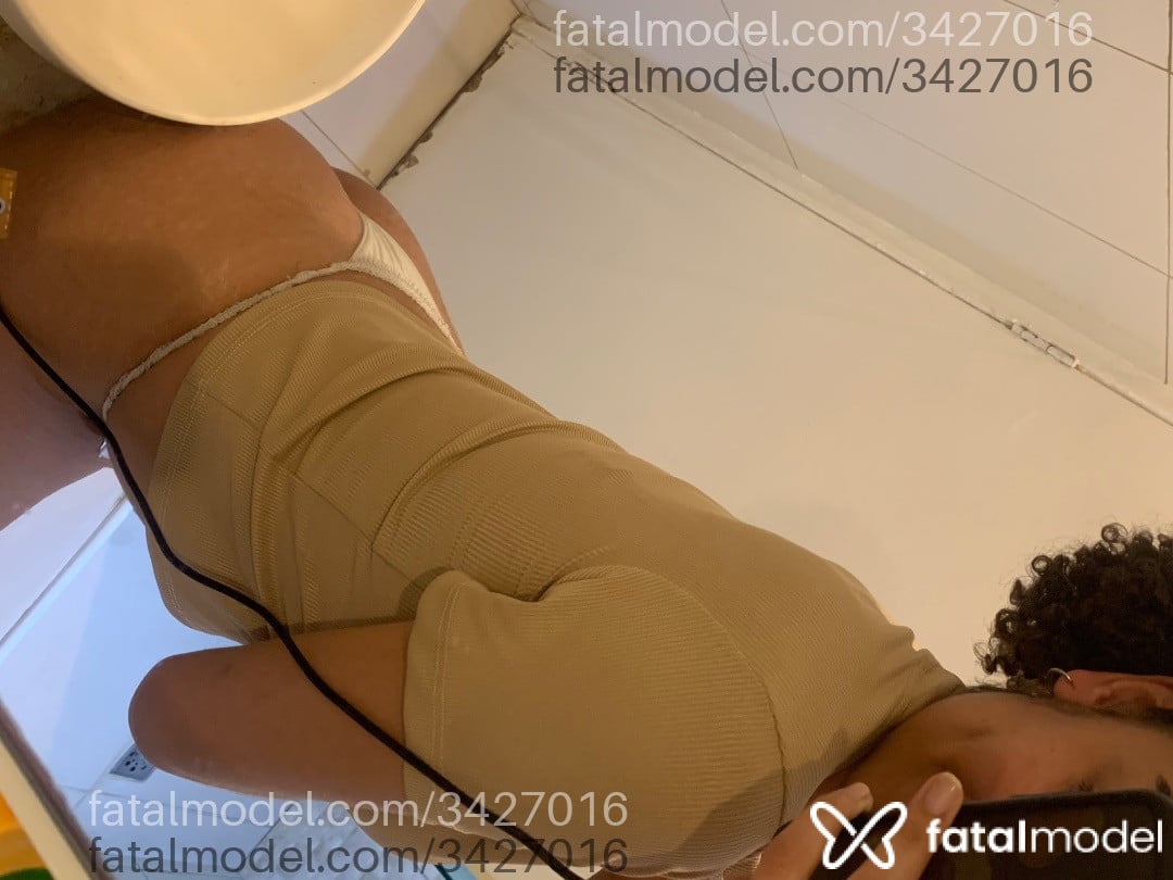 Acompanhante mulher com cabelo castanho de olhos castanhos em Virtual Acompanhante mulher com cabelo castanho de olhos castanhos em Virtual - Bethh