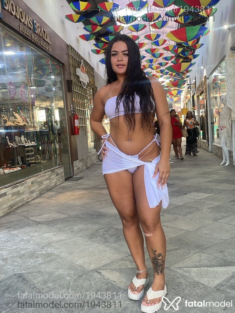 Acompanhante mulher com cabelo castanho de olhos verdes em Caruaru - Flor