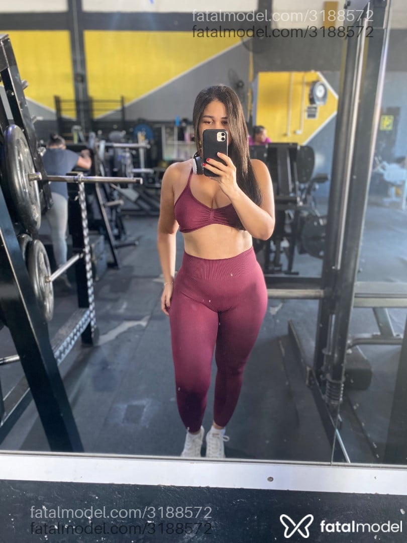 Acompanhante mulher morena (o) de olhos pretos - Mila Acompanhante mulher morena (o) de olhos pretos - Mila