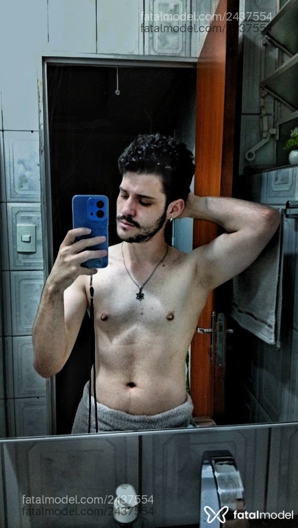 Acompanhante homem com cabelo castanho de olhos mel - Rose Acompanhante homem com cabelo castanho de olhos mel - Rose