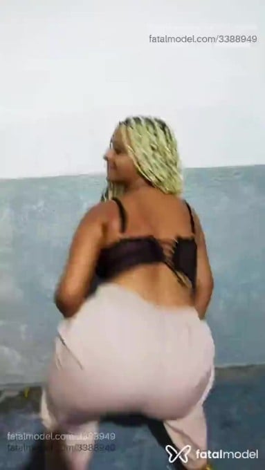 Acompanhante mulher loira (o) de olhos castanhos - Maria Eduarda