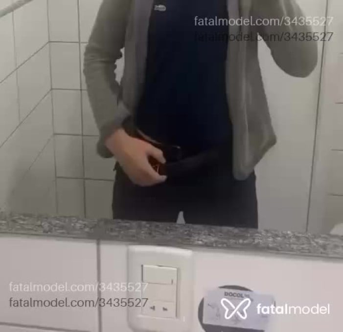 Acompanhante homem com cabelo castanho de olhos castanhos em Curitiba Acompanhante homem com cabelo castanho de olhos castanhos em Curitiba - Henry