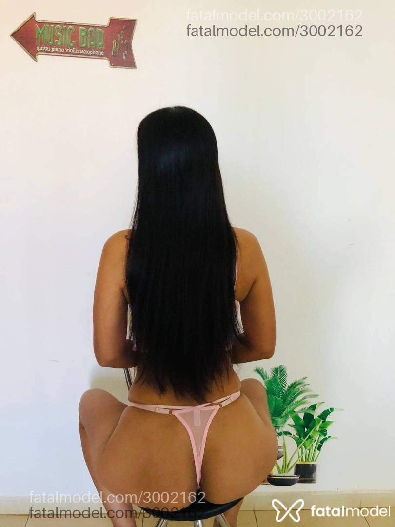 Acompanhante mulher com cabelo castanho de olhos verdes em Maringá - Esmeralda Barros