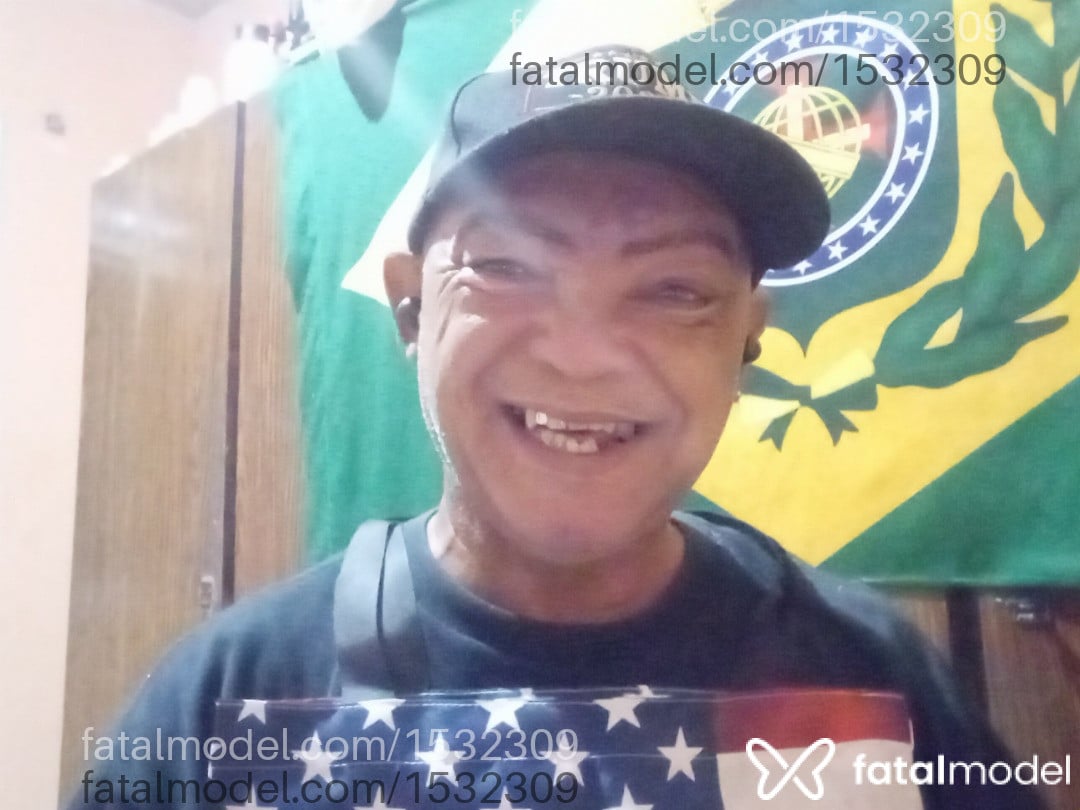 Acompanhante homem sem cabelo de olhos castanhos - Nero Vix