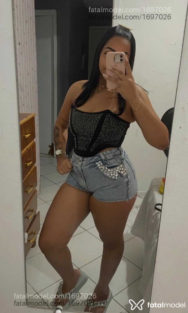 Acompanhante mulher com cabelo castanho de olhos castanhos - Laís Bonifácio