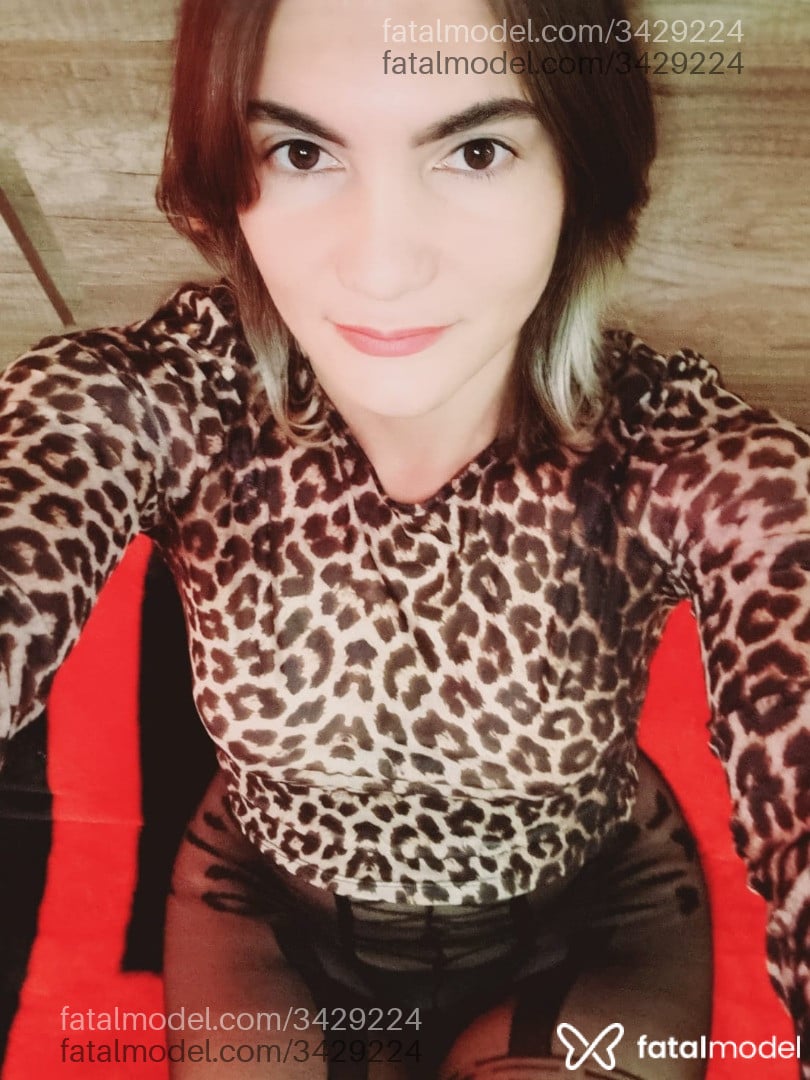 Acompanhante mulher trans com cabelo castanho de olhos castanhos - Julia