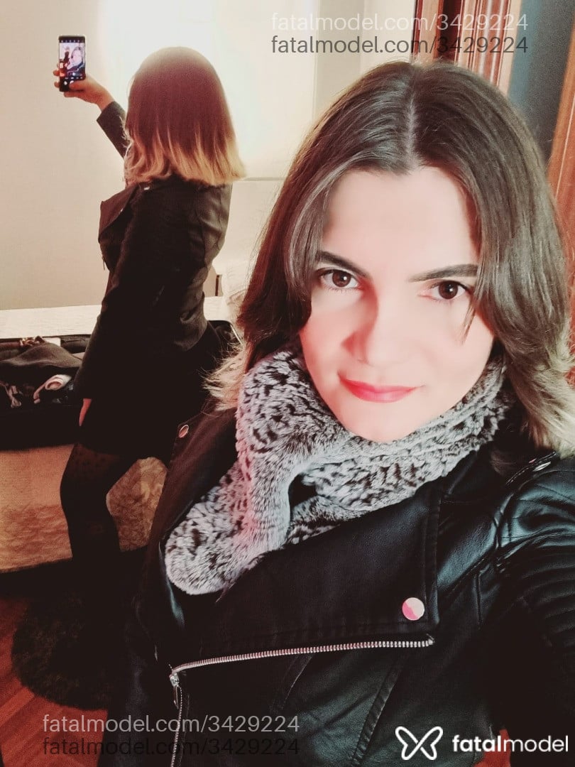 Acompanhante mulher trans com cabelo castanho de olhos castanhos - Julia