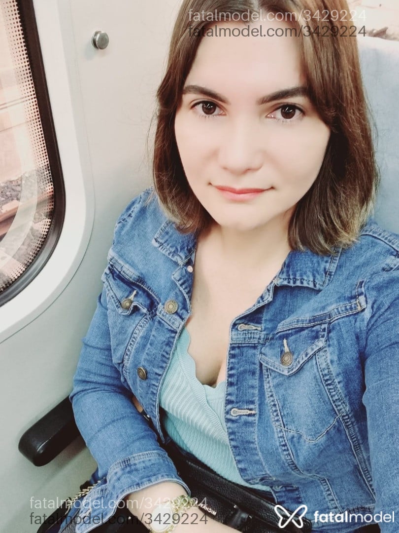 Acompanhante mulher trans com cabelo castanho de olhos castanhos - Julia