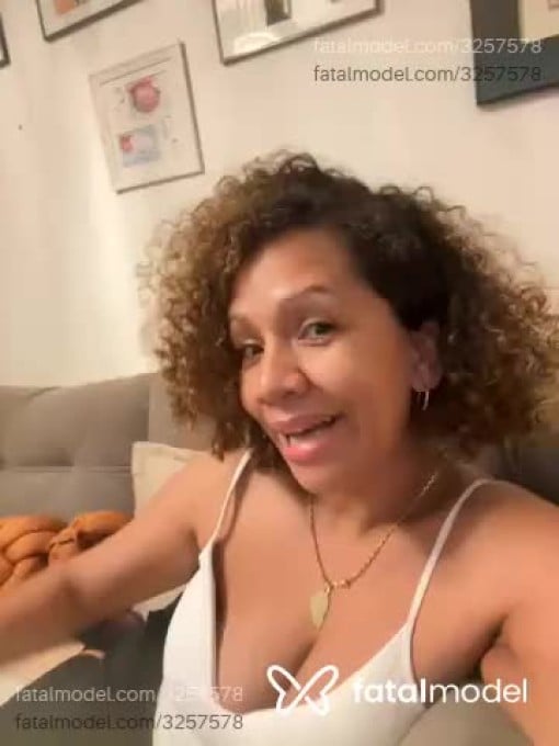 Acompanhante mulher com cabelo castanho de olhos castanhos em Salvador - Celine Moreau