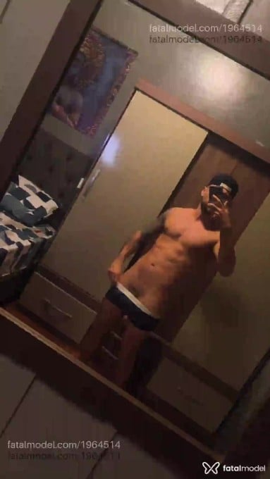Acompanhante homem com cabelo castanho de olhos castanhos em Curitiba Acompanhante homem com cabelo castanho de olhos castanhos em Curitiba - Felipe