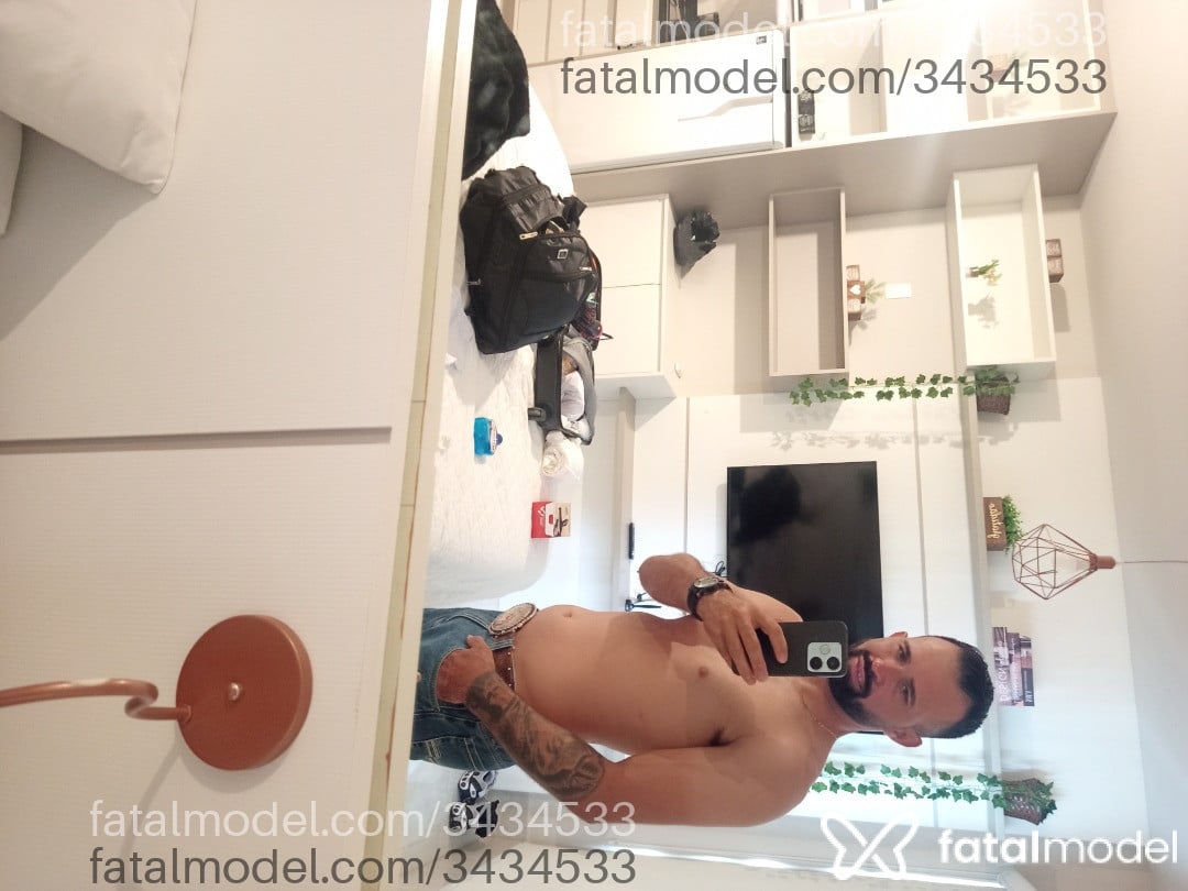 Acompanhante homem com cabelo castanho de olhos verdes em São Paulo - Hector