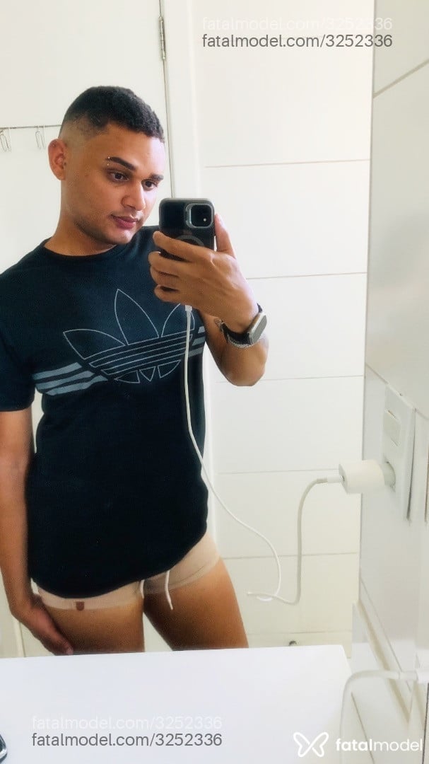 Acompanhante homem trans com cabelo castanho de olhos castanhos em Aracaju Acompanhante homem trans com cabelo castanho de olhos castanhos em Aracaju - Imola