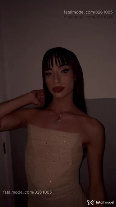 Acompanhante mulher trans com cabelo castanho de olhos castanhos - Beatriz Fukumi