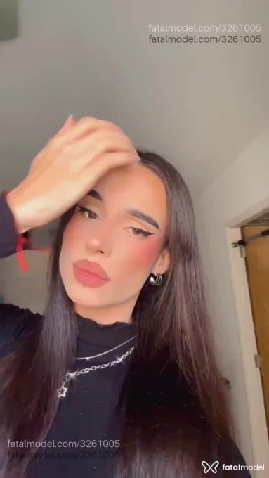 Acompanhante mulher trans com cabelo castanho de olhos castanhos - Beatriz Fukumi